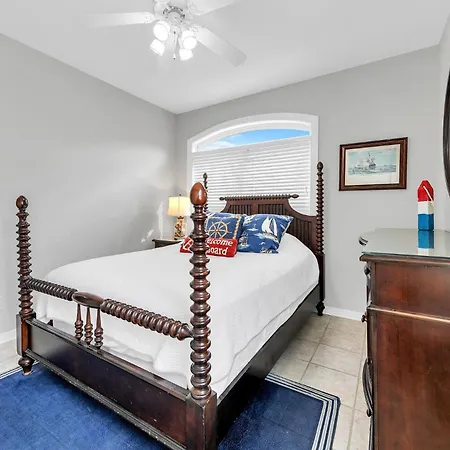 The Spyglass A 5 Bed 3 Bath House That Sleeps 14 And Just 67 Steps From The Beach